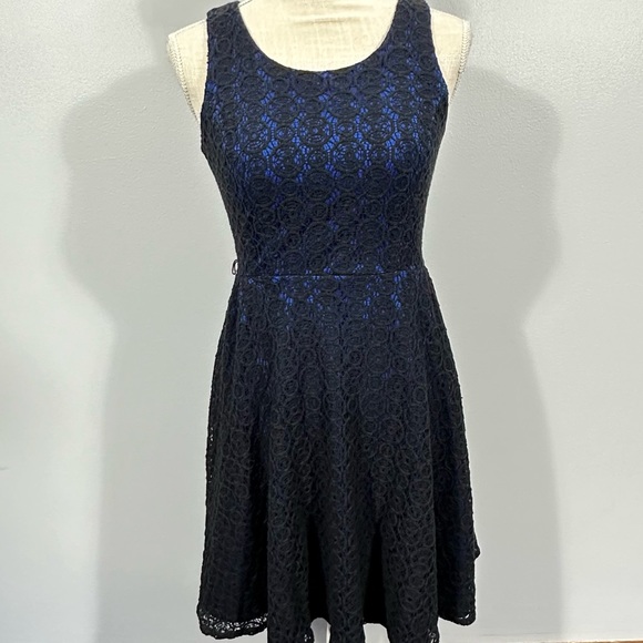 Lace overlay sleeveless skater dress size 1/2 - Picture 2 of 10
